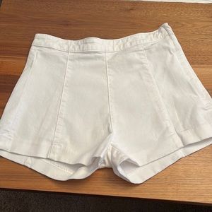 NWOT H&M 
Excellent Condition
Size 8
Color White Zips on Side.
#652